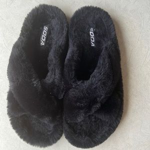 Size 11 fuzzy sandal slippers